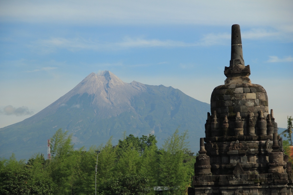 Puncak Merapi dan Stupa Candi Sewu, diantara banyak legenda dan mitos